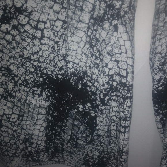 Solitaire L Black White Reptile Wide Leg Capris - Picture 2 of 3